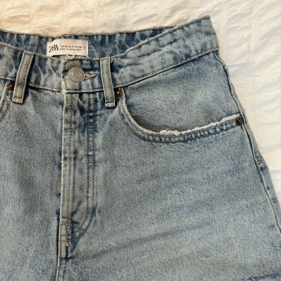 Zara Mid-Rise Jean Shorts in Light Wash - Picture 2 of 4